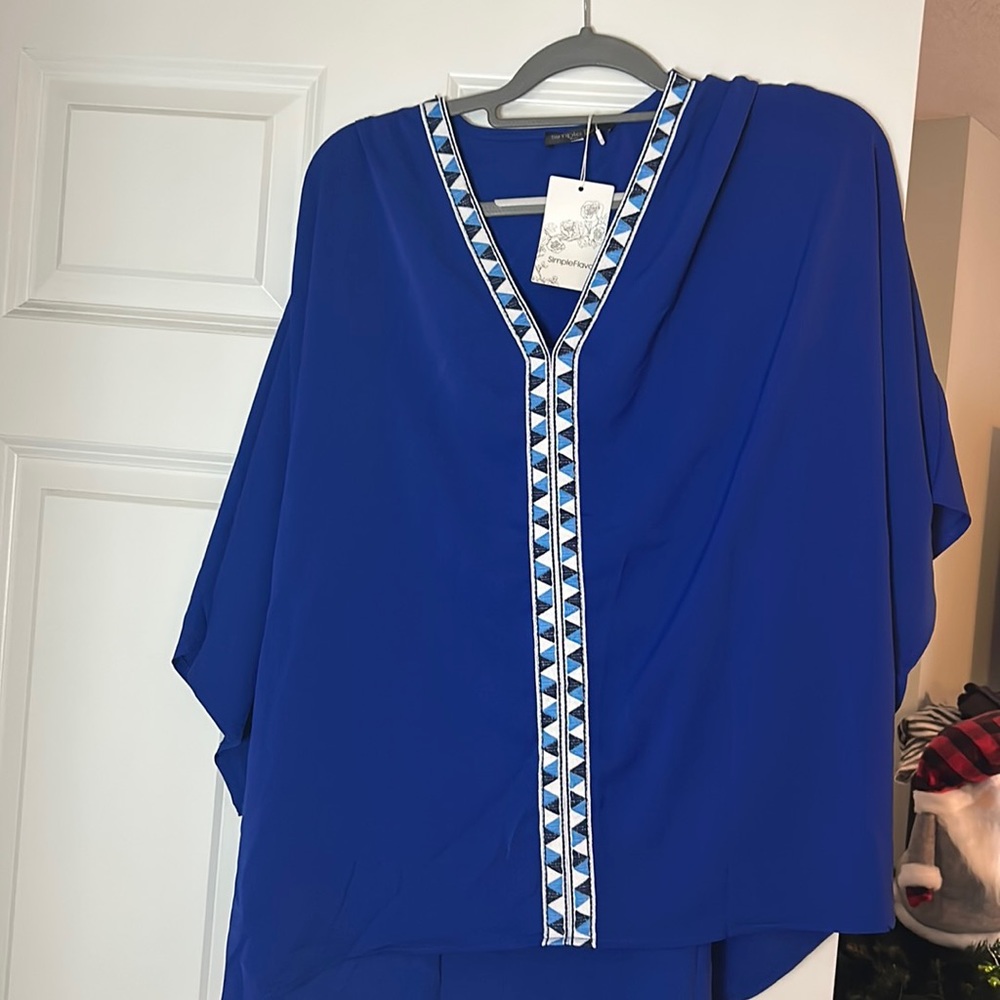 NWT summer Blouse with vneck and design.